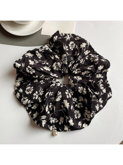 Gifty - Dark Floral Pattern Scrunchie