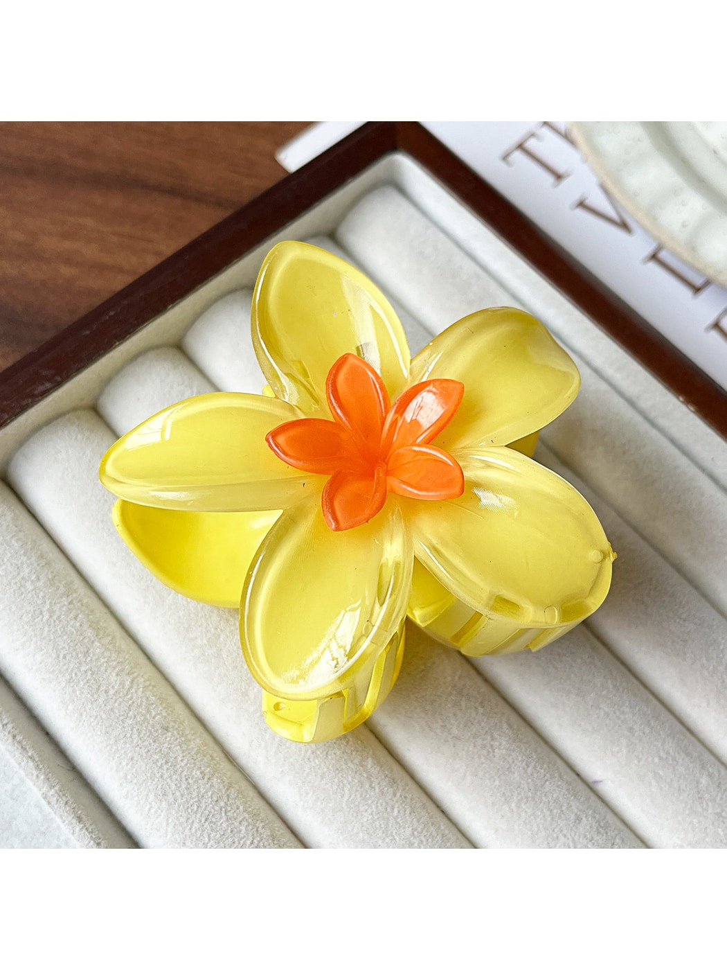 Beau - Glossy Flower Shape Plastic Alloy Claw Clip