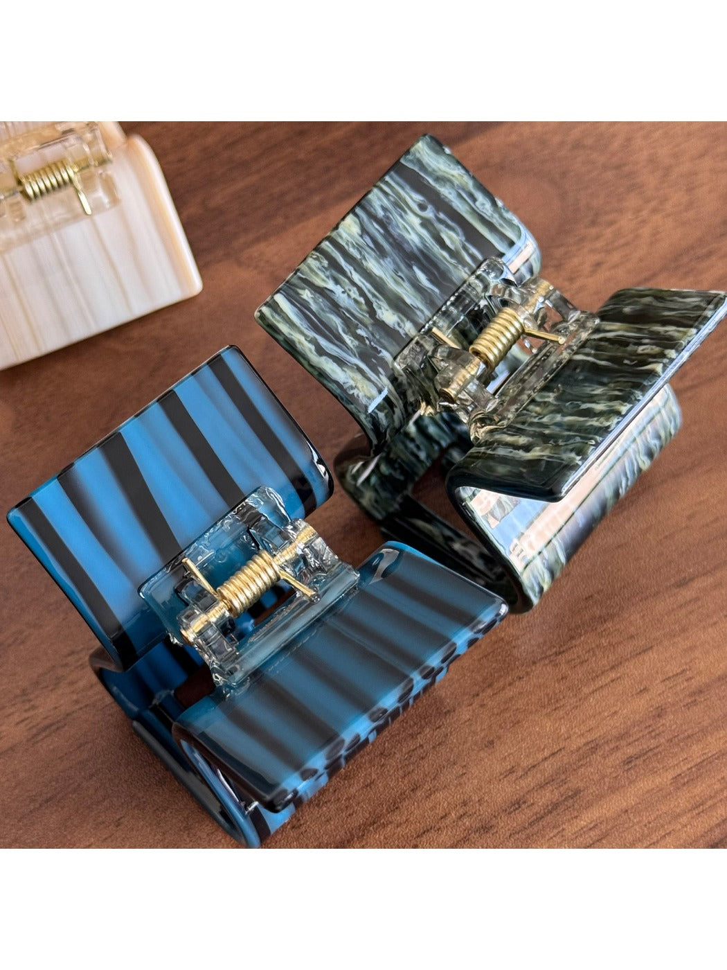 Beau - Textured Striped Acetate Elegant Ponytail Clip