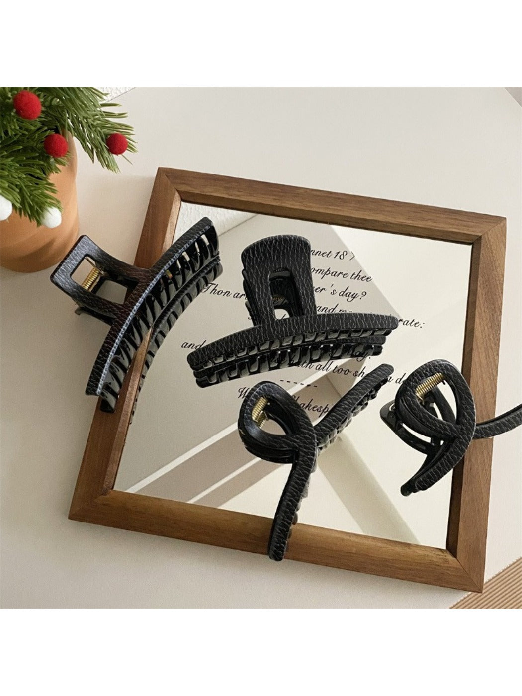 Beau - Elegant Black Claw Clip