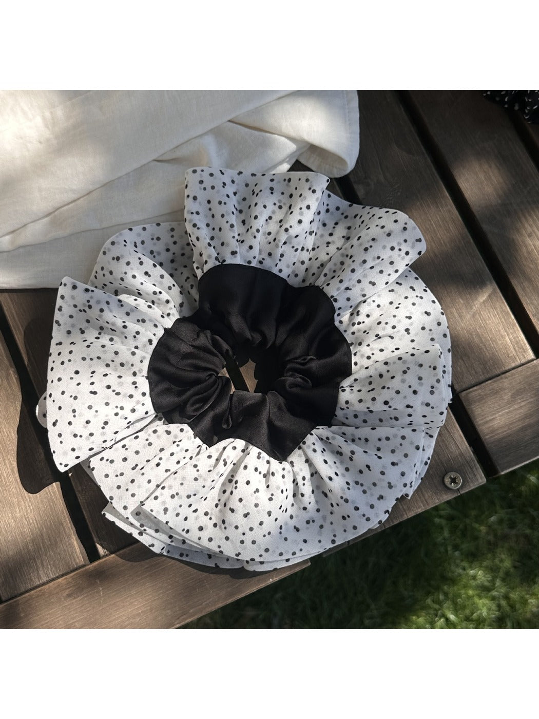 Gifty - Polka Dot Scrunchie Hair Tie