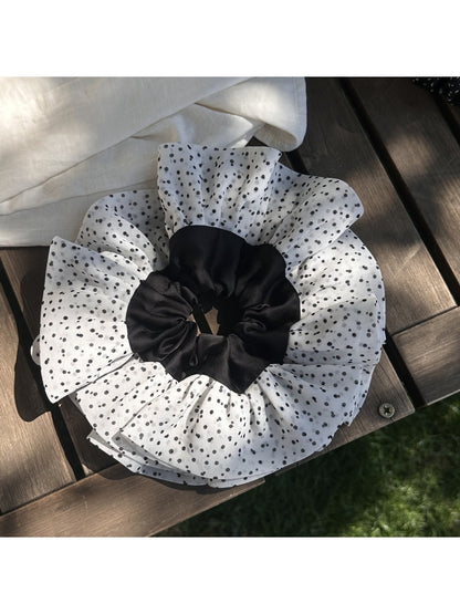 Gifty - Polka Dot Scrunchie Hair Tie