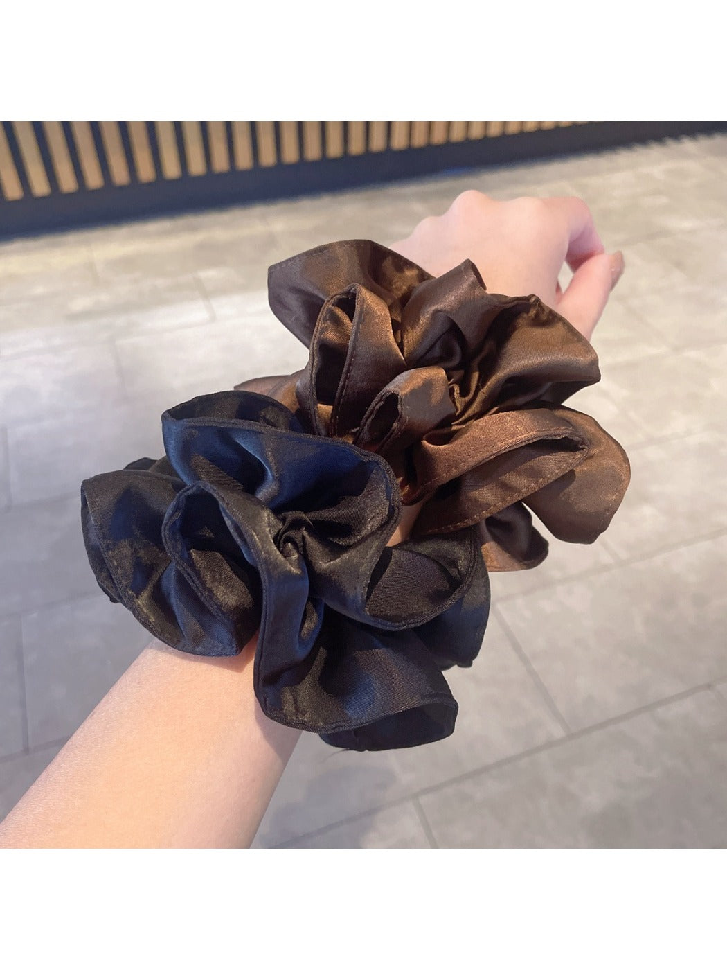 Gifty - Two Tone Crinkled Satin Scrunchie
