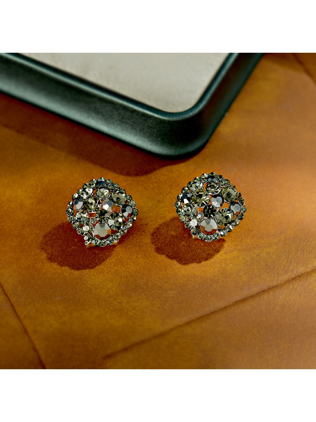 Earedge - Versatile Openwork Quadrilateral Earrings