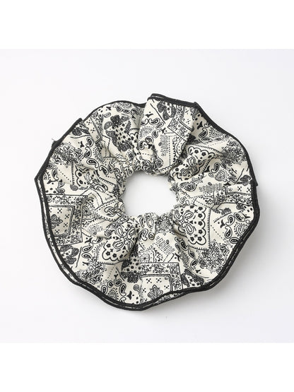 Gifty - Elegant Hair Scrunchie with Vintage Print