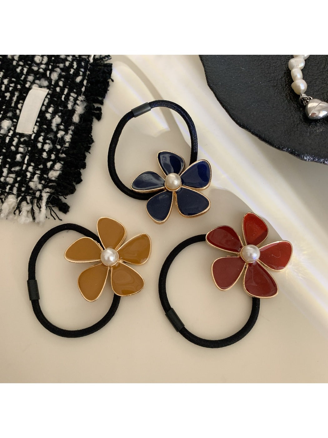 Gifty - Simple Vintage Flower Hair Tie
