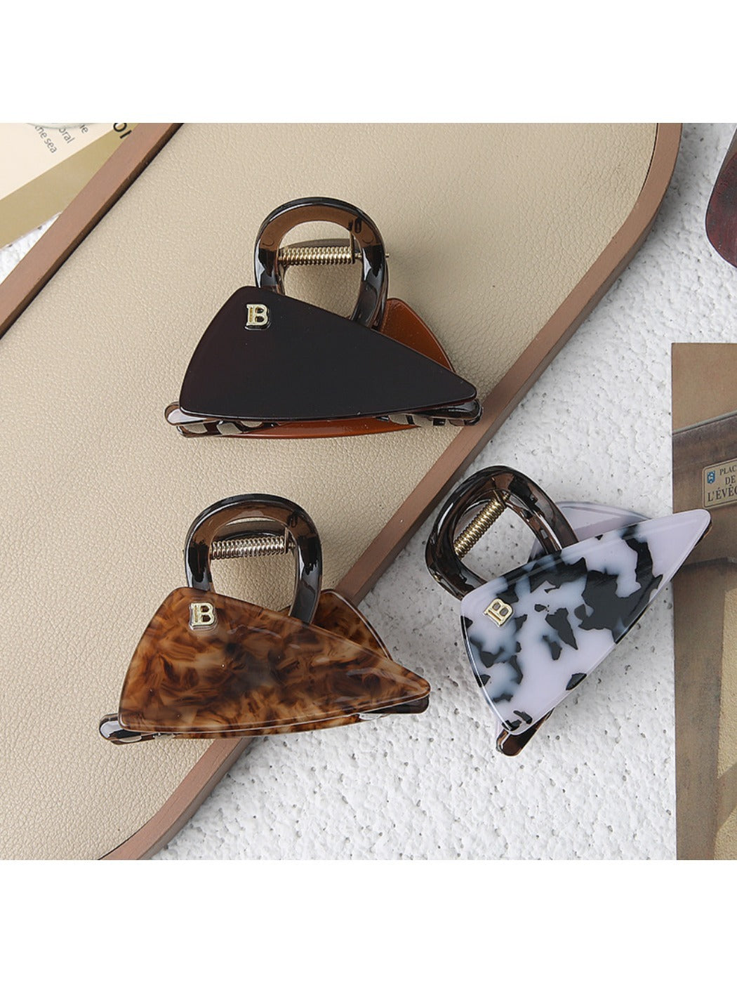 Beau - Triangular Shark Grip Clip