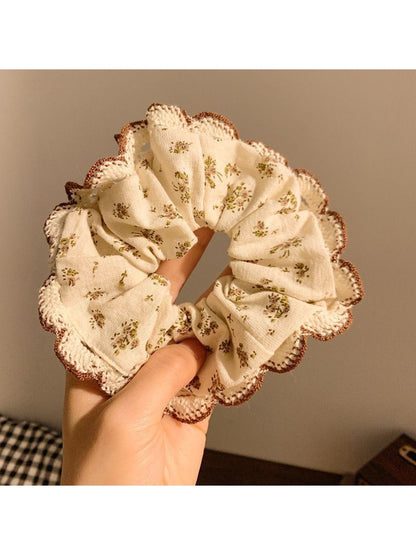 Gifty - Lace-Trimmed Floral Pattern Scrunchie