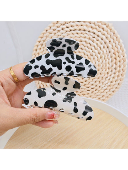 Beau claw clip holding hair in a half-up hairstyle