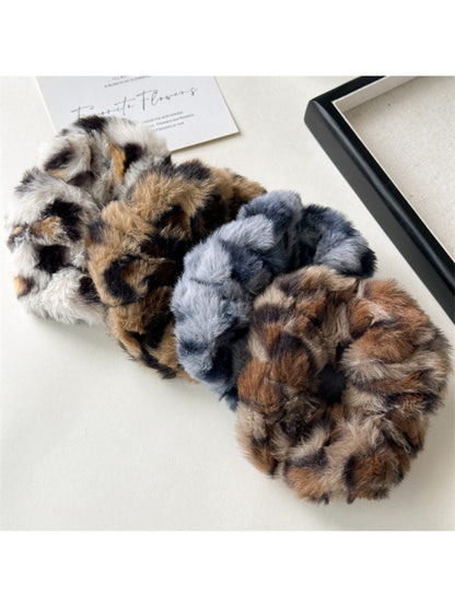 Gifty - Plush Scrunchie Hair Tie