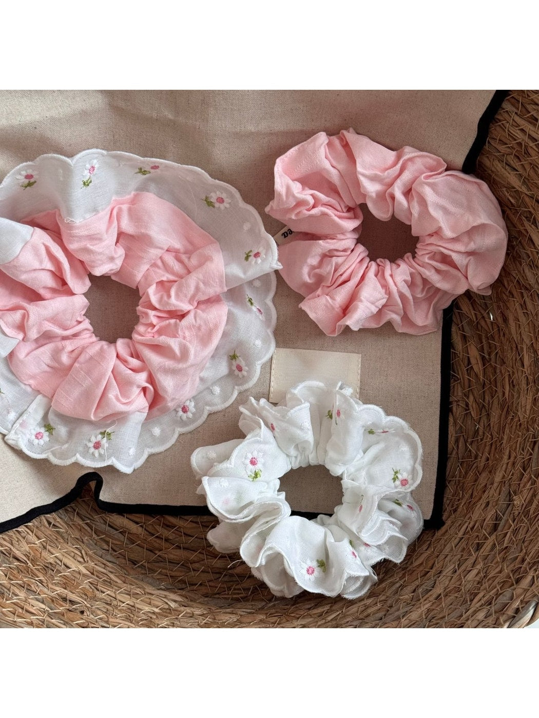 Gifty - Daisy Embroidered Scalloped Edge Scrunchie