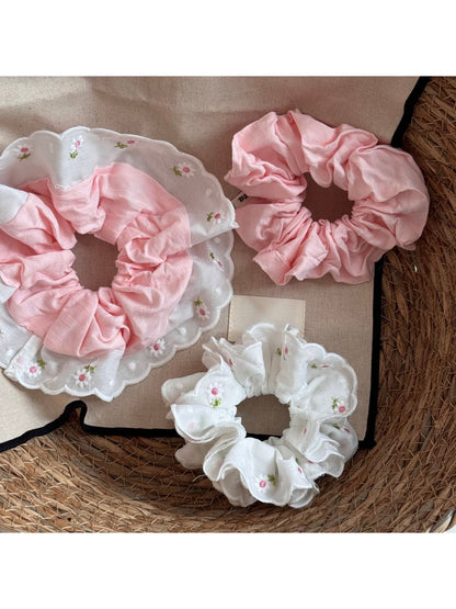 Gifty - Daisy Embroidered Scalloped Edge Scrunchie