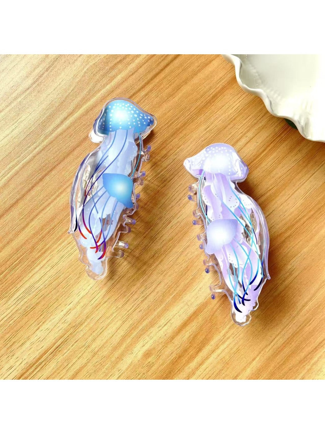 Side view of Beau jellyfish claw clip highlighting its curved shape and smooth finish