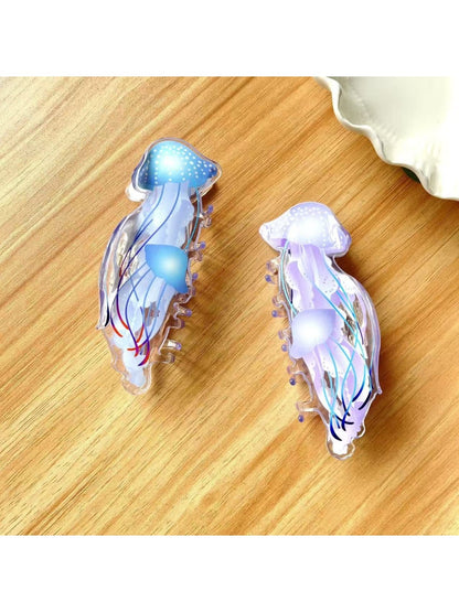 Side view of Beau jellyfish claw clip highlighting its curved shape and smooth finish