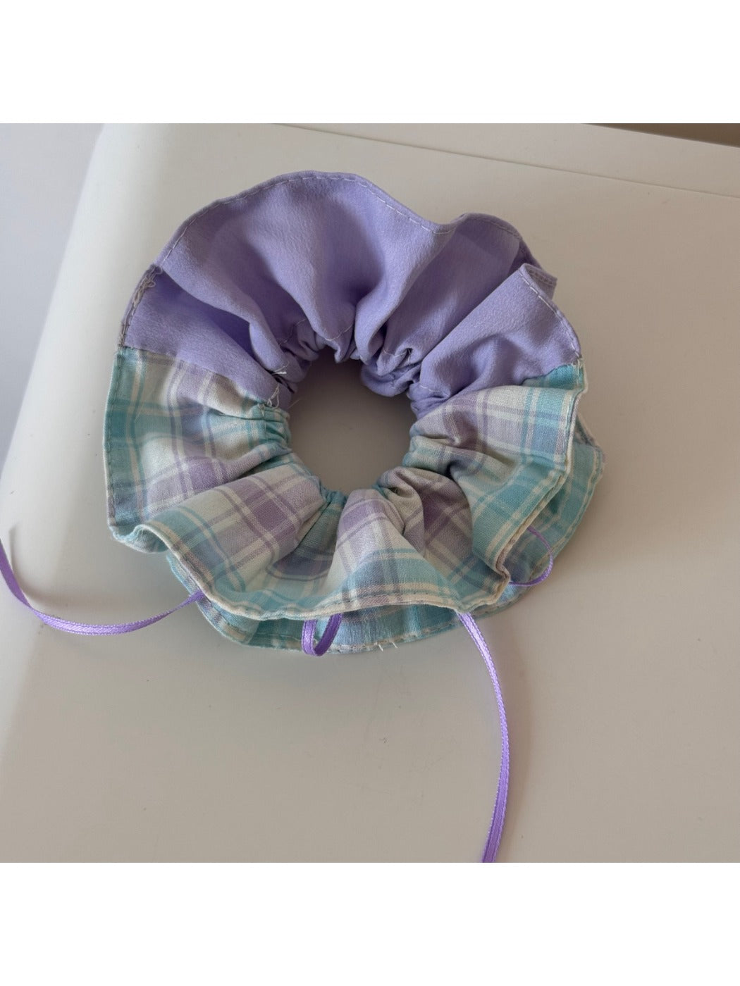 Gifty checkered bow ribbon scrunchie with black and white check pattern