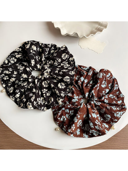 Gifty - Dark Floral Pattern Scrunchie