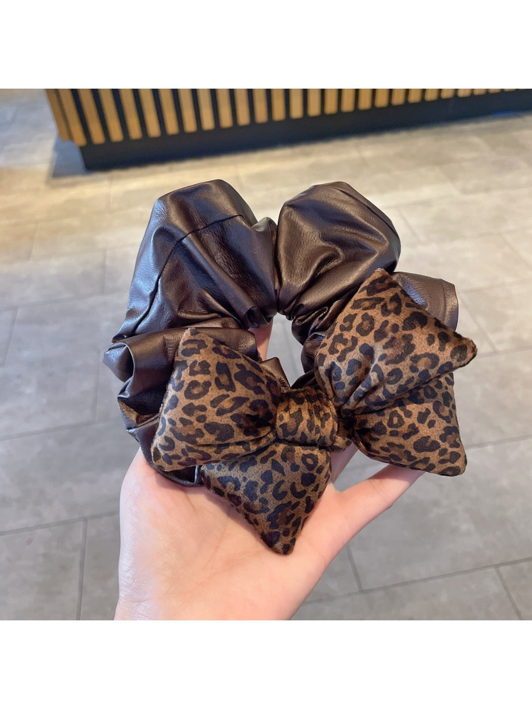 Gifty - Chic Leopard Print Scrunchie