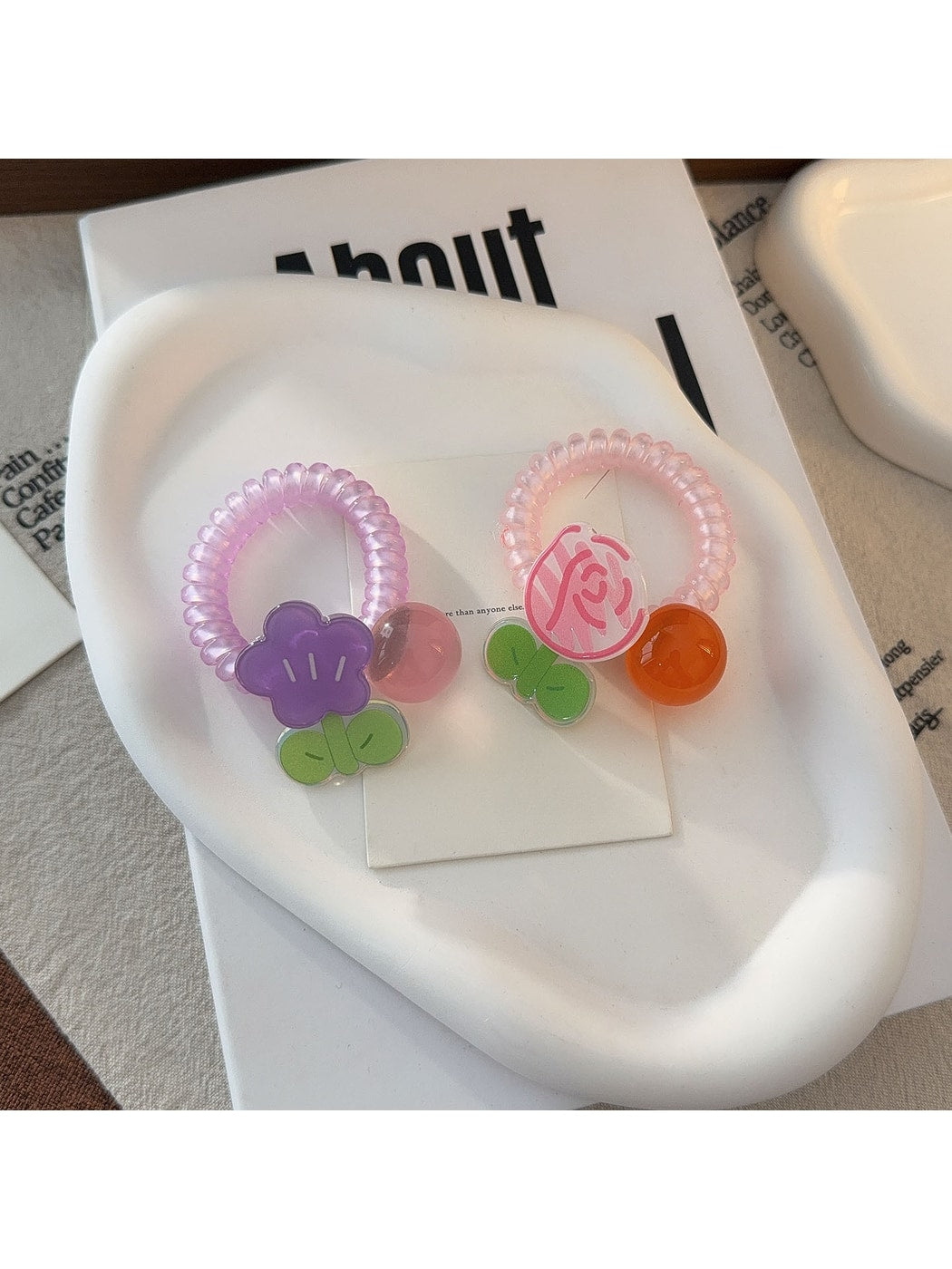 Gifty - Plastic Flower Bead Spiral Ponytail Hair Tie