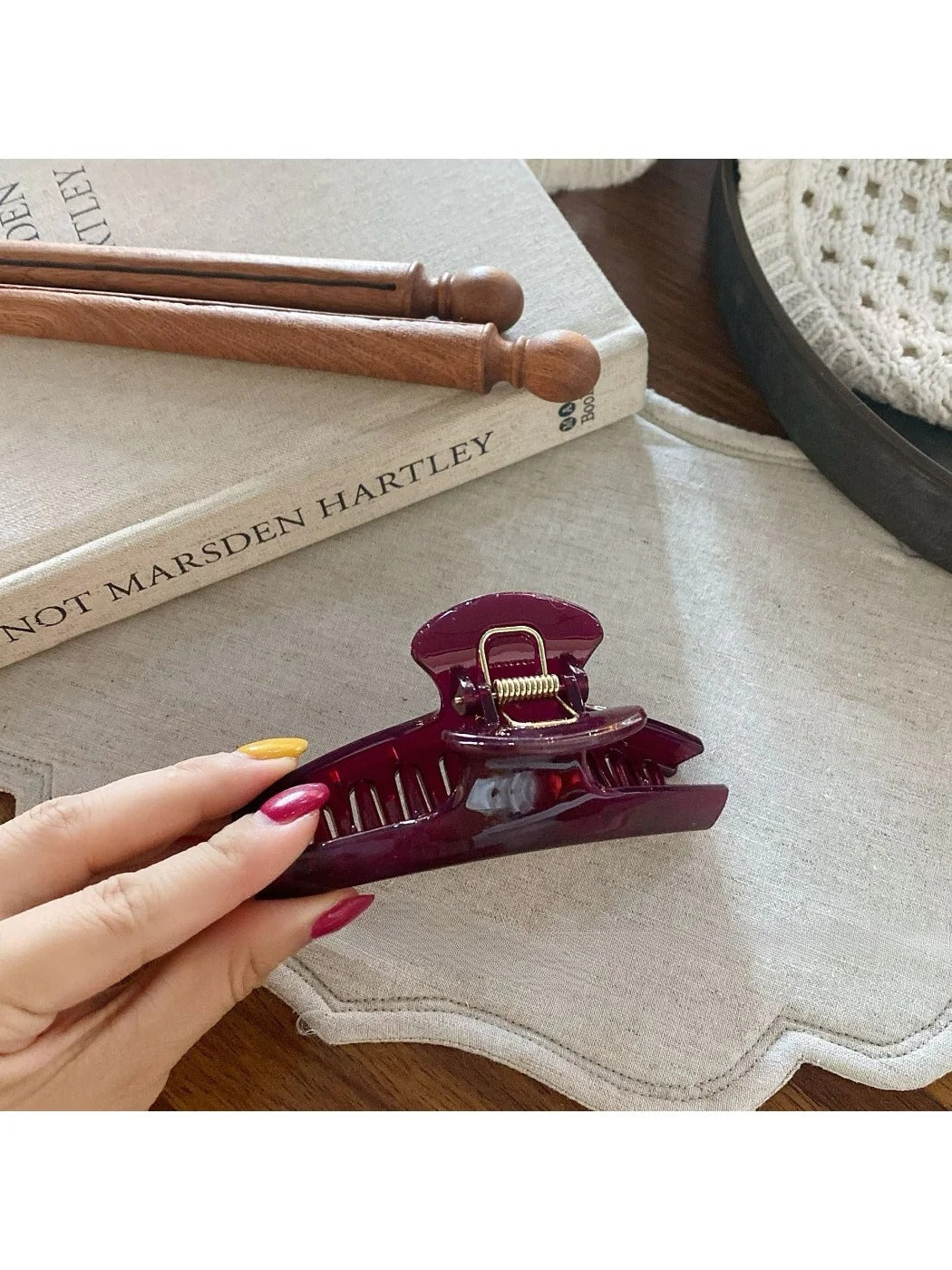 Beau - Elegant Solid Color Curved Claw Clip