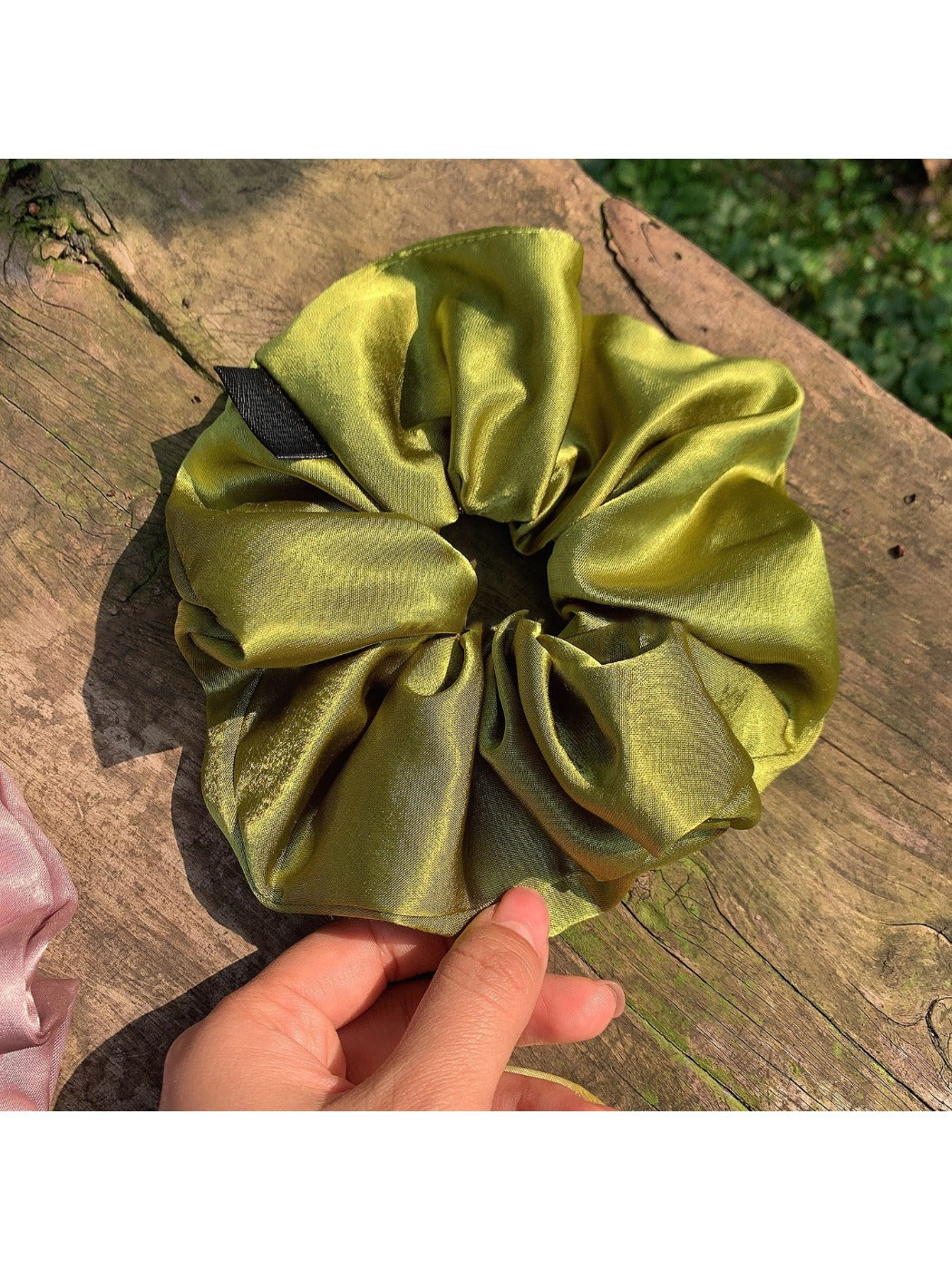 Gifty - Elegant Solid Smocked Scrunchie