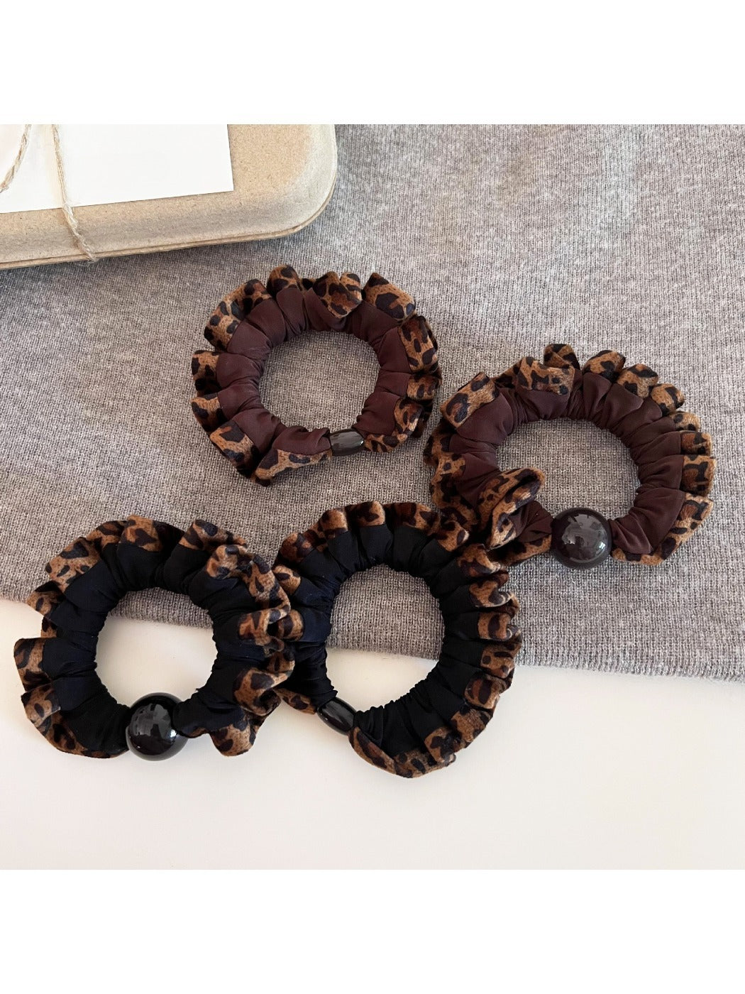 Gifty - Vintage Leopard Print Scrunchie
