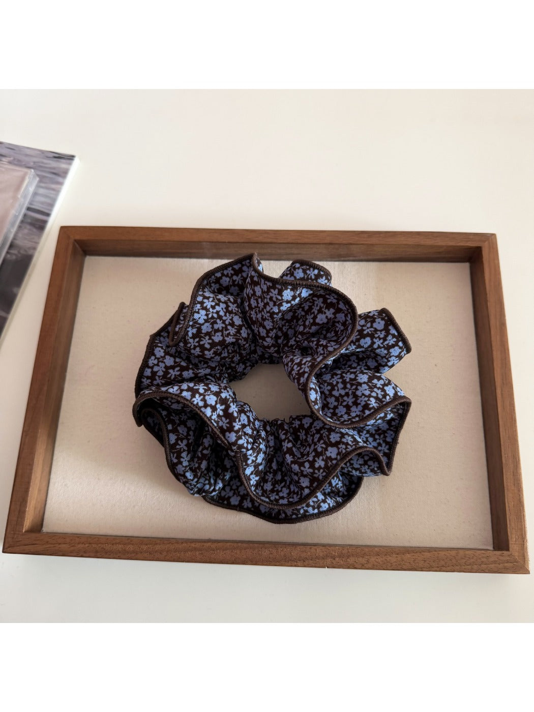 Gifty - Vintage Floral Ruffle Hair Scrunchie