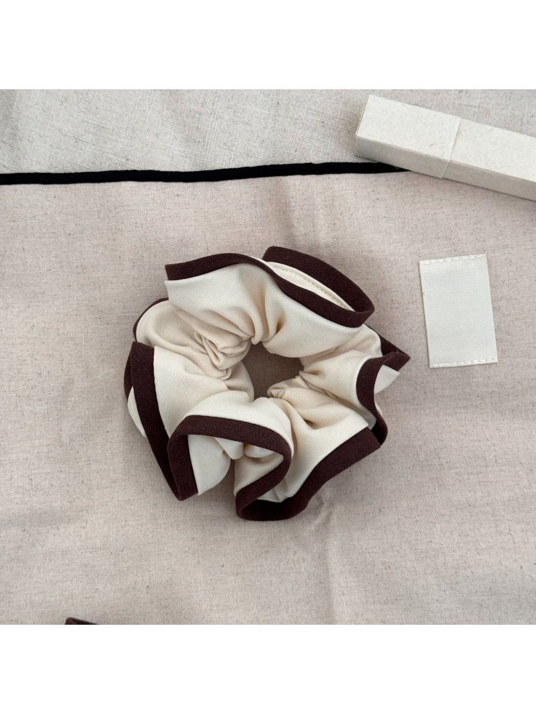 Gifty - Elegant Two Tone Scrunchie