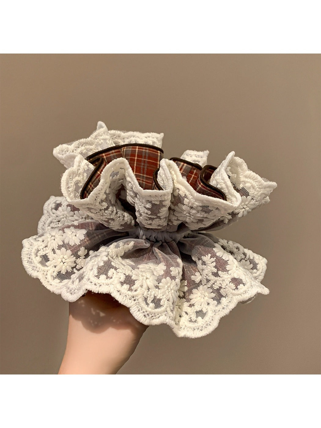 Gifty - Elegant Lace Trimmed Scrunchie