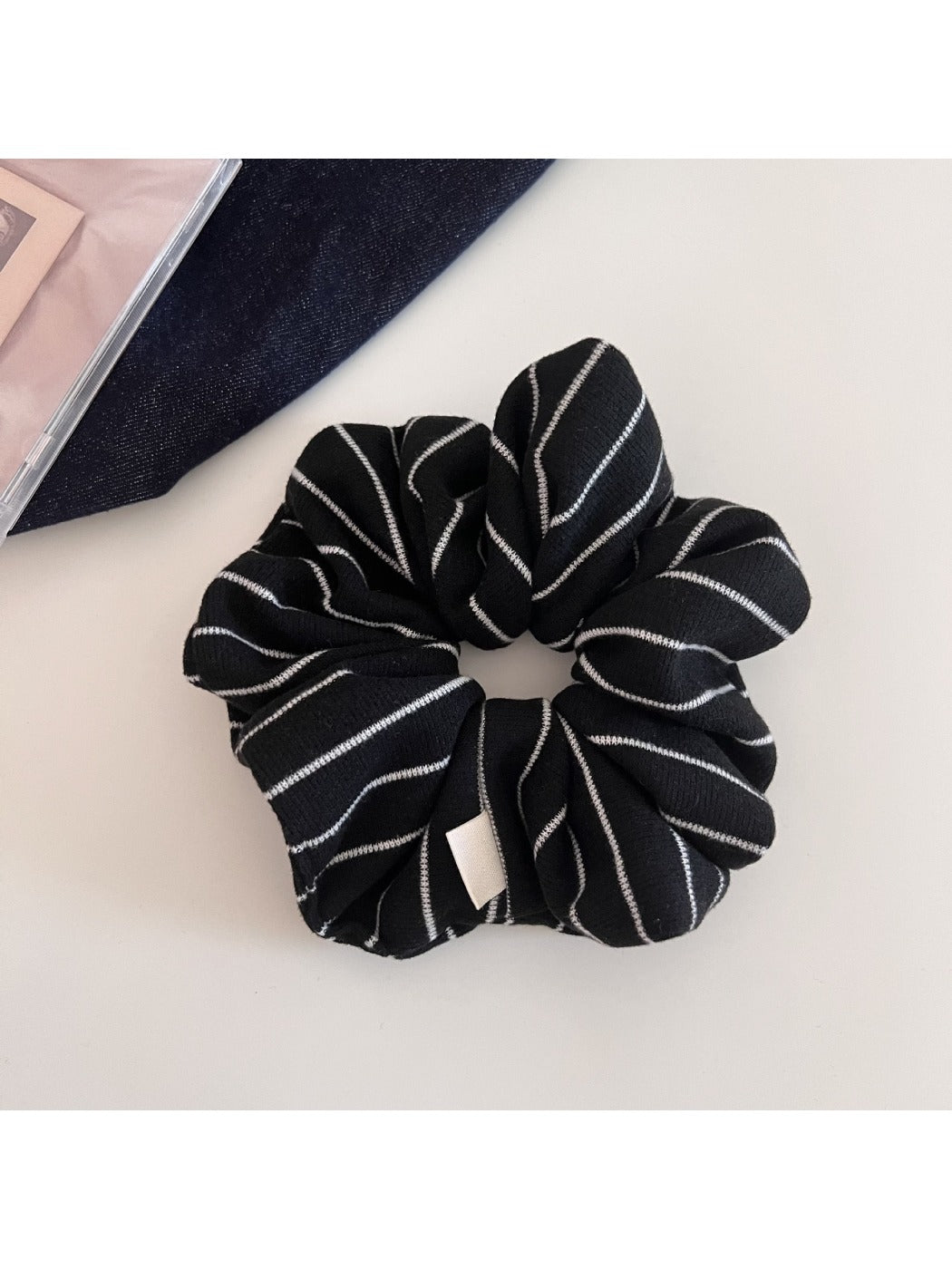 Gifty - Chic Minimalist Stripe Scrunchie