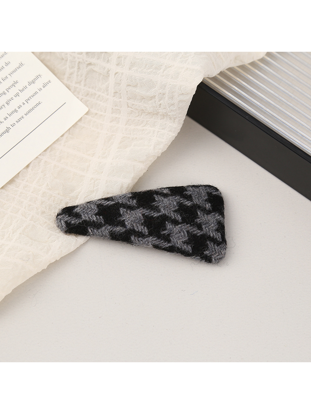 Beau - Geometric Oval Houndstooth Hair Clip