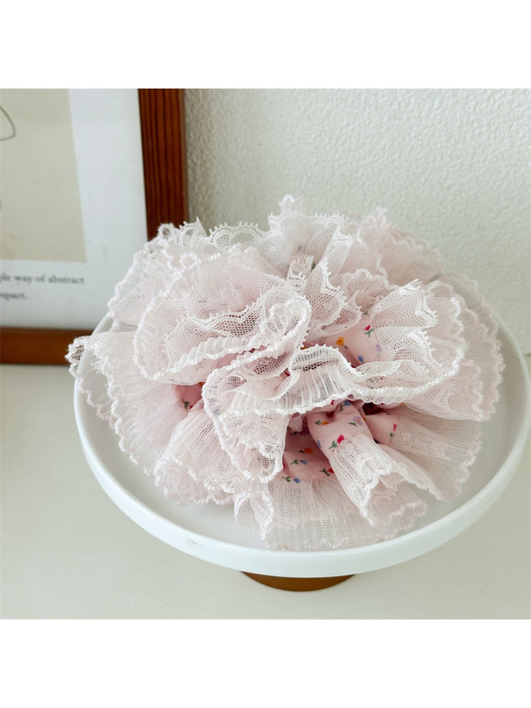 Gifty - Chic Floral Print Ruffled Lace Scrunchie