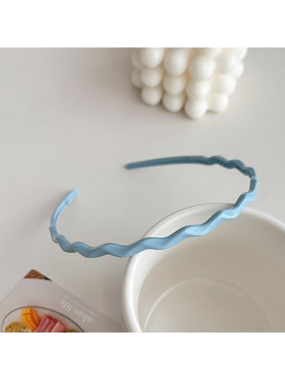 Gifty wavy headband worn by model with long hair in natural light