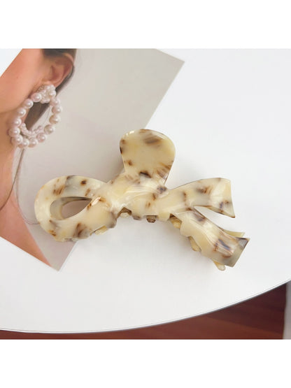 Beau bow shaped hair claw clip in soft pink with smooth edges