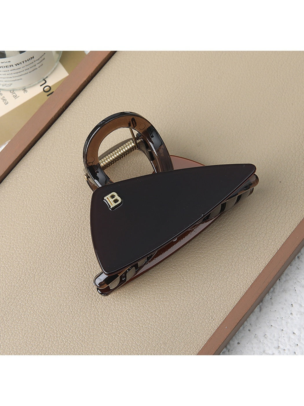 Beau - Triangular Shark Grip Clip