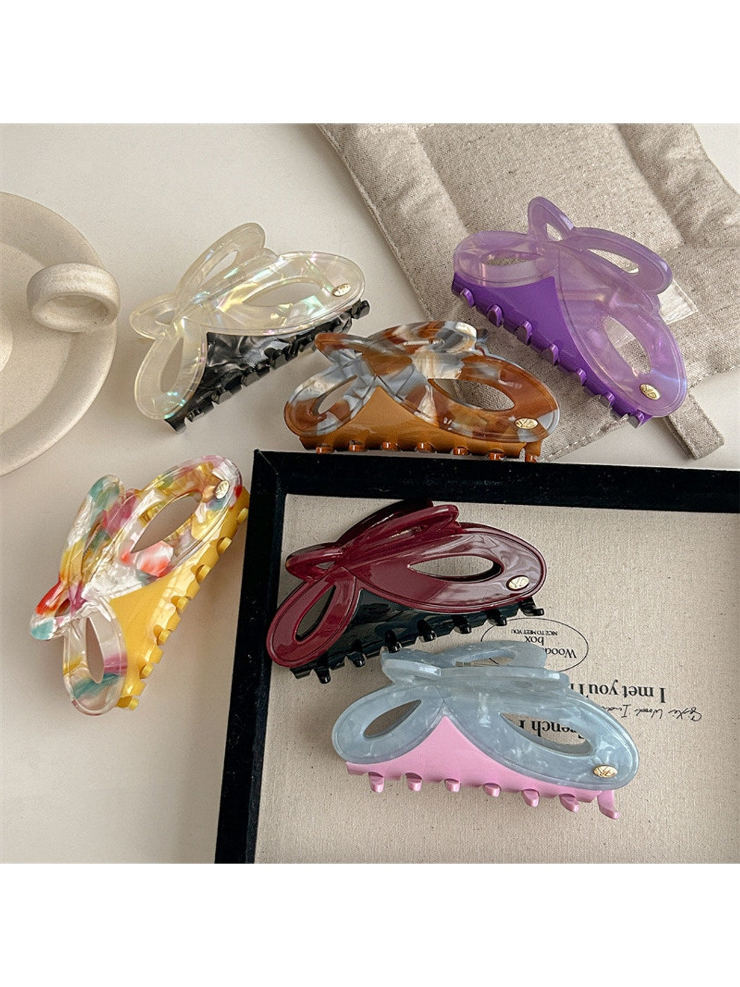 Beau - Alloy Detail Butterfly Shape Acetate Claw Clip
