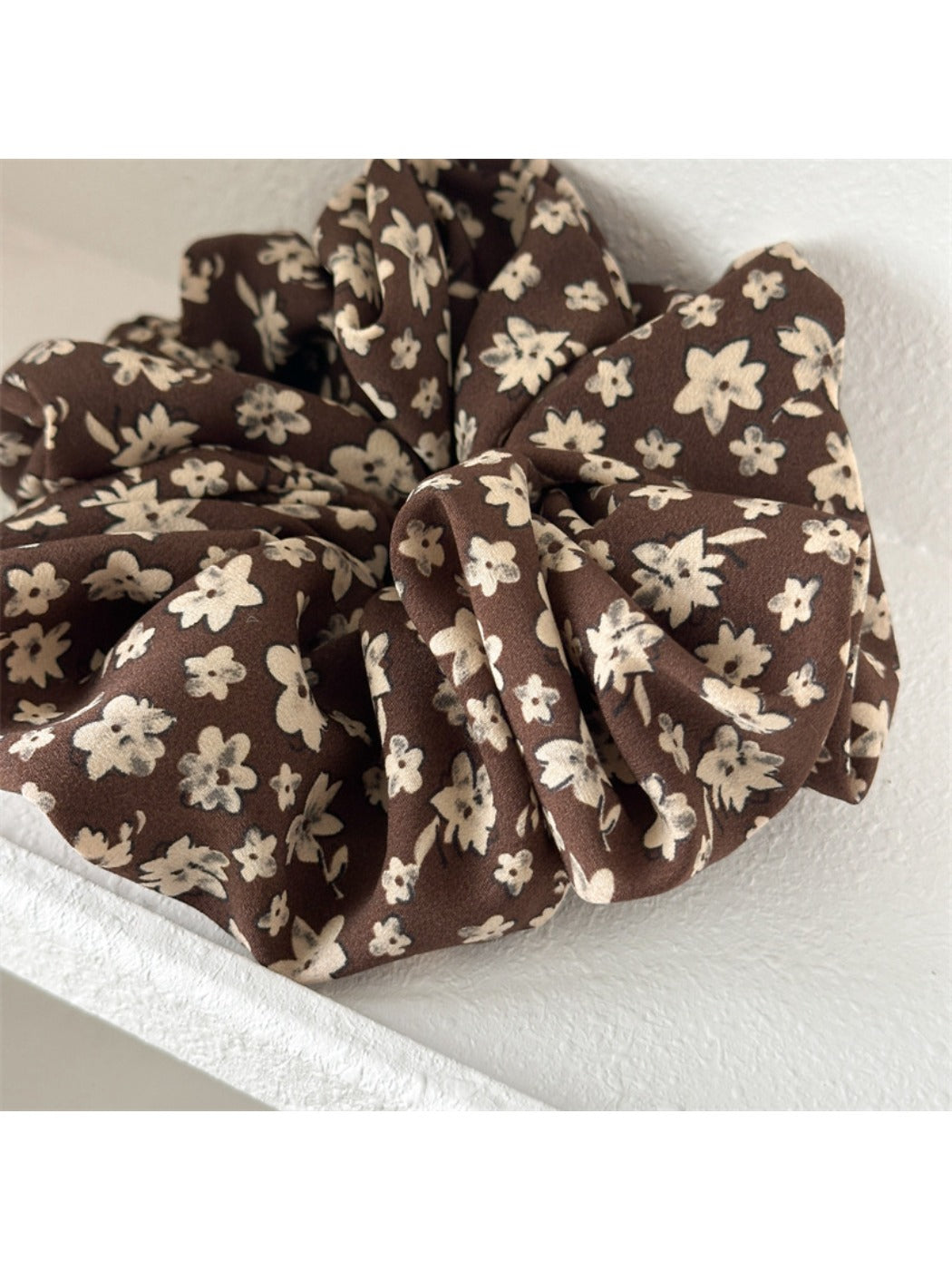 Gifty - Elegant Floral Pattern Scrunchie