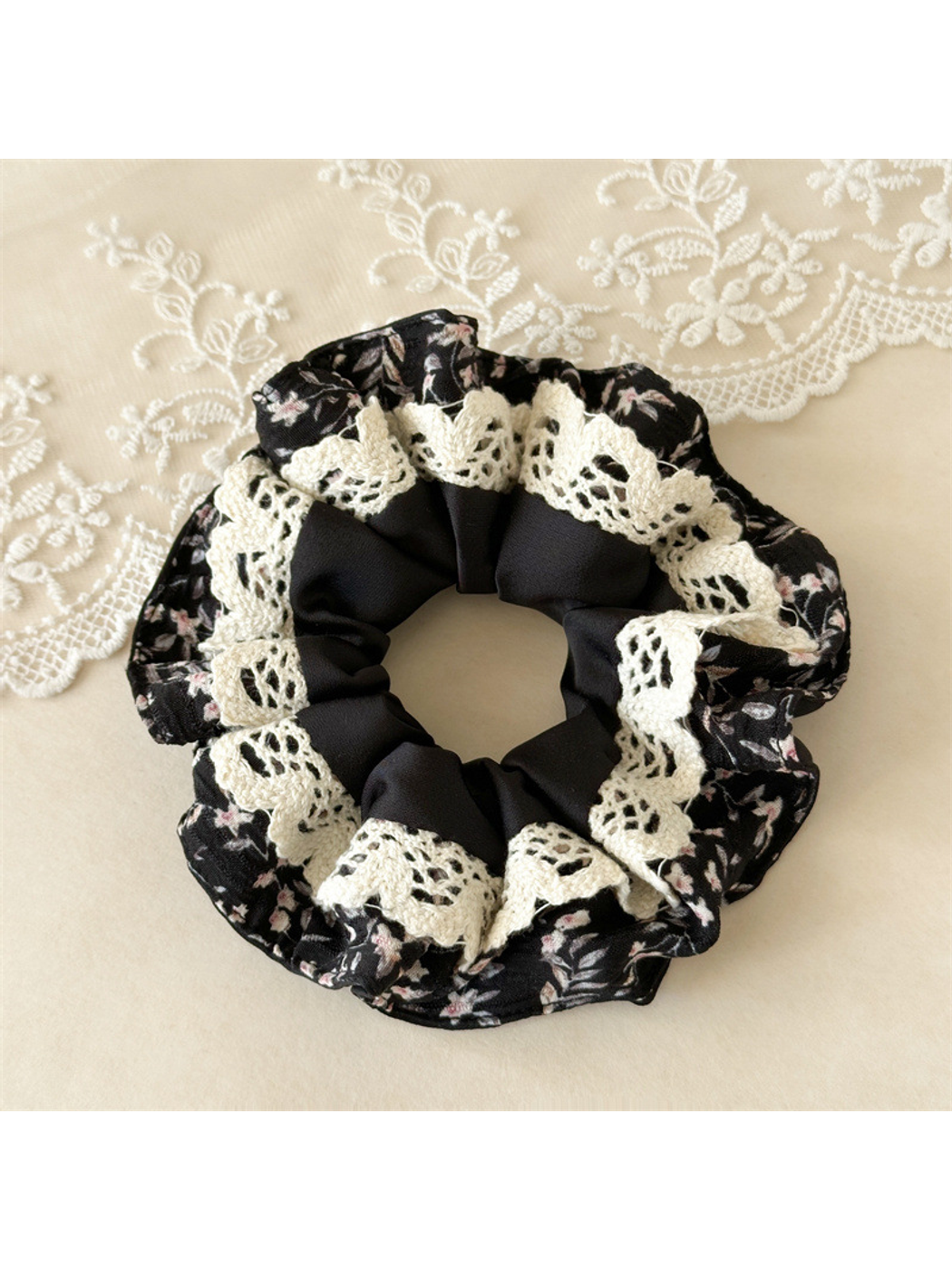 Gifty - Floral Lace Trim Scrunchie