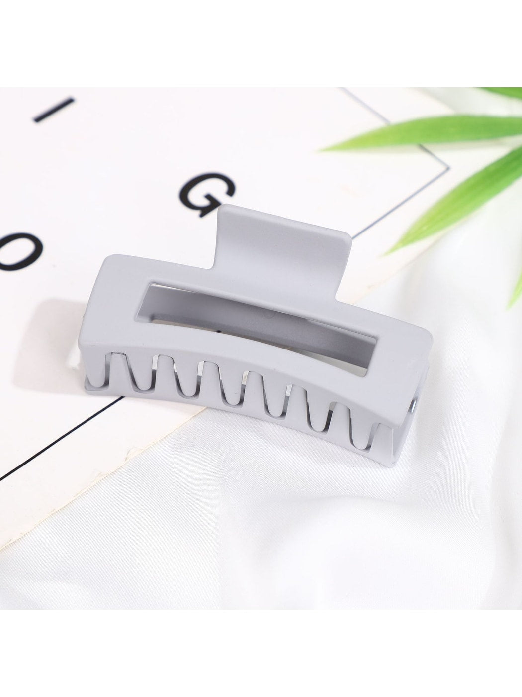 Beau - Matte Plastic Geometric Everyday Hair Claw Clip