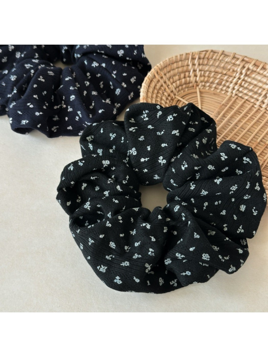 Gifty - Trendy Floral Hair Scrunchie