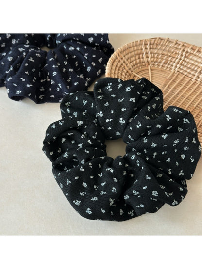 Gifty - Trendy Floral Hair Scrunchie