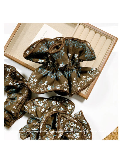 Gifty - Elegant Vintage Floral Scrunchie