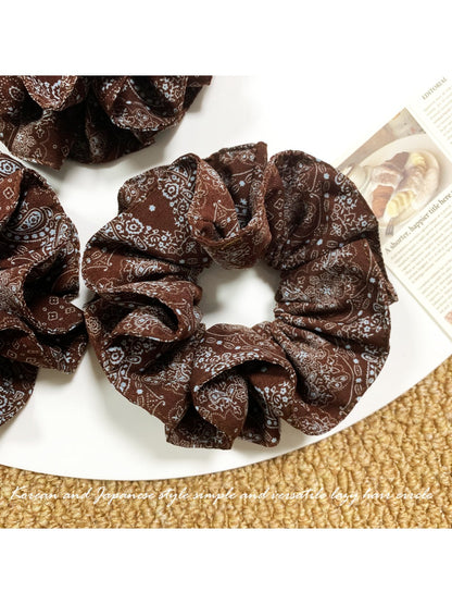 Gifty - Lazy Cashew Flower Scrunchie