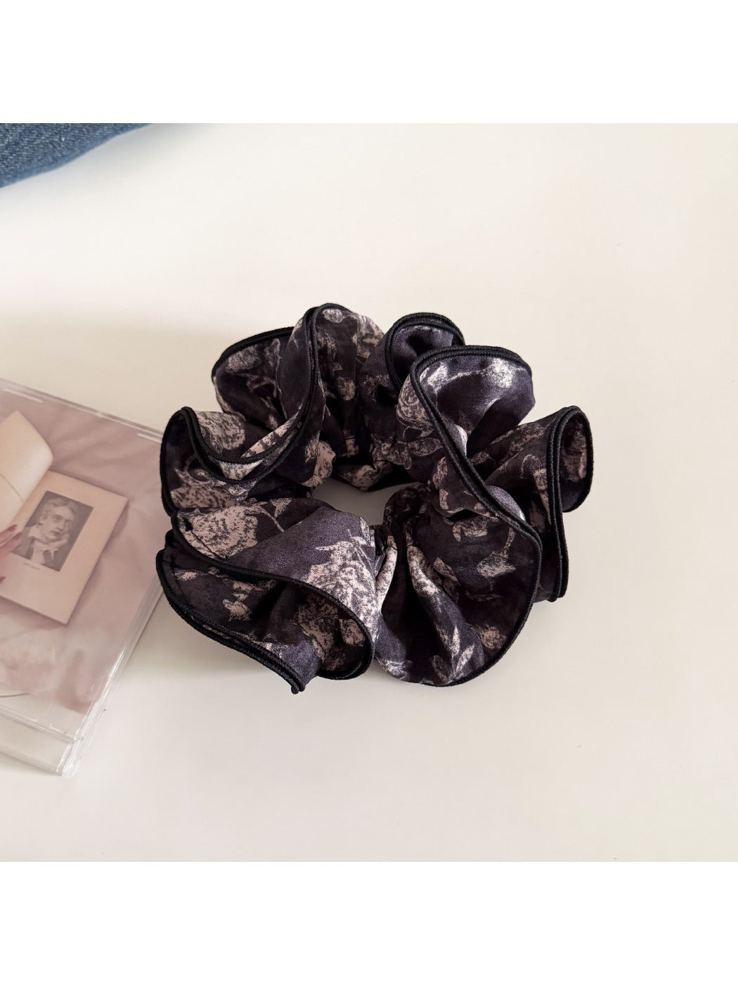 Gifty - Vintage Rose Print Scrunchie