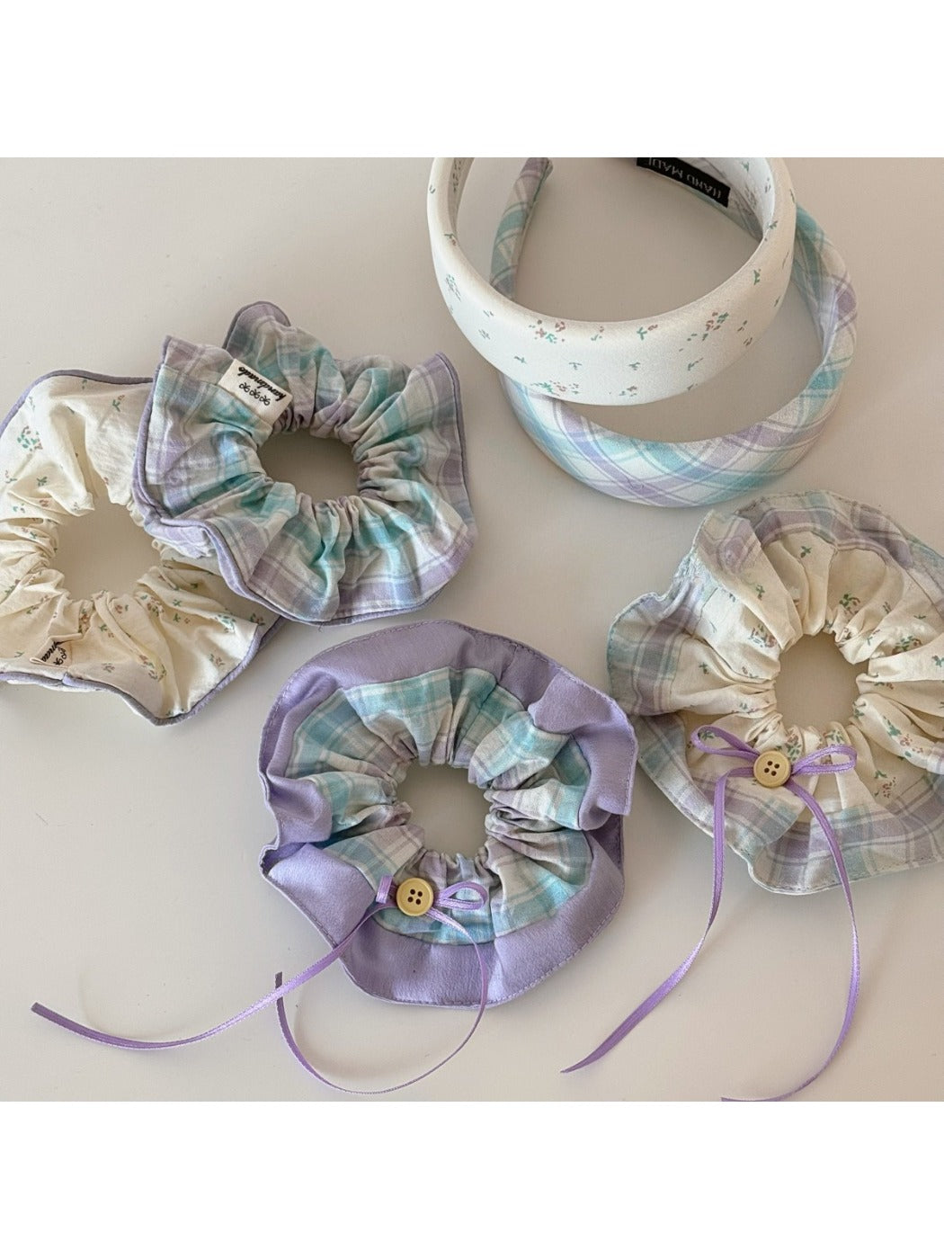 Gifty checkered bow ribbon scrunchie on white background