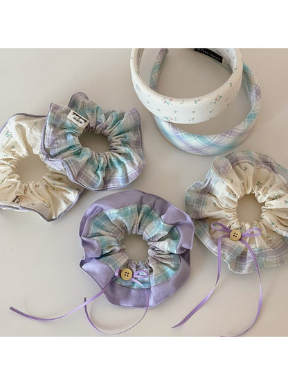 Gifty checkered bow ribbon scrunchie on white background