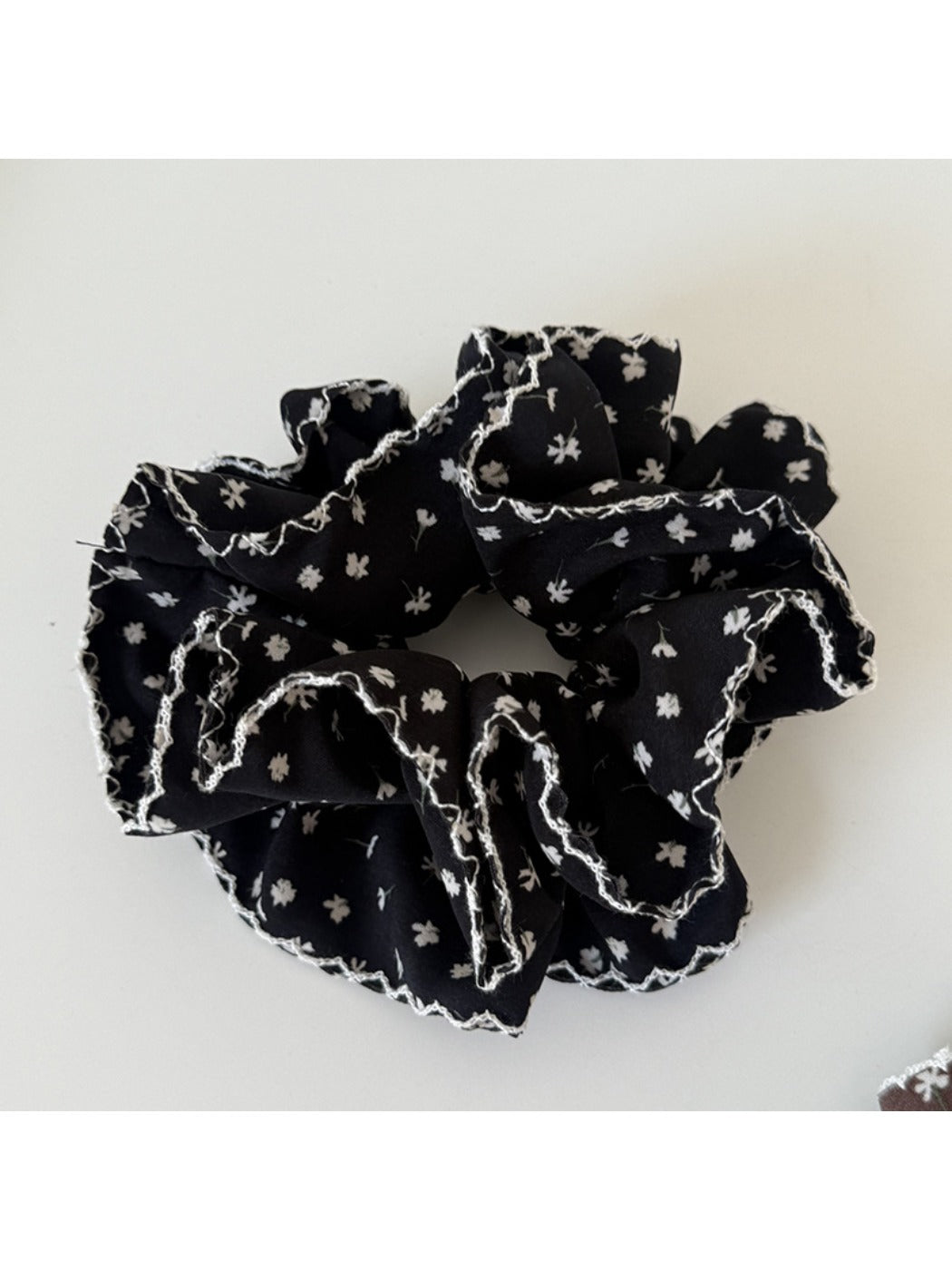 Gifty - Elegant Ditsy Floral Ruched Scrunchie