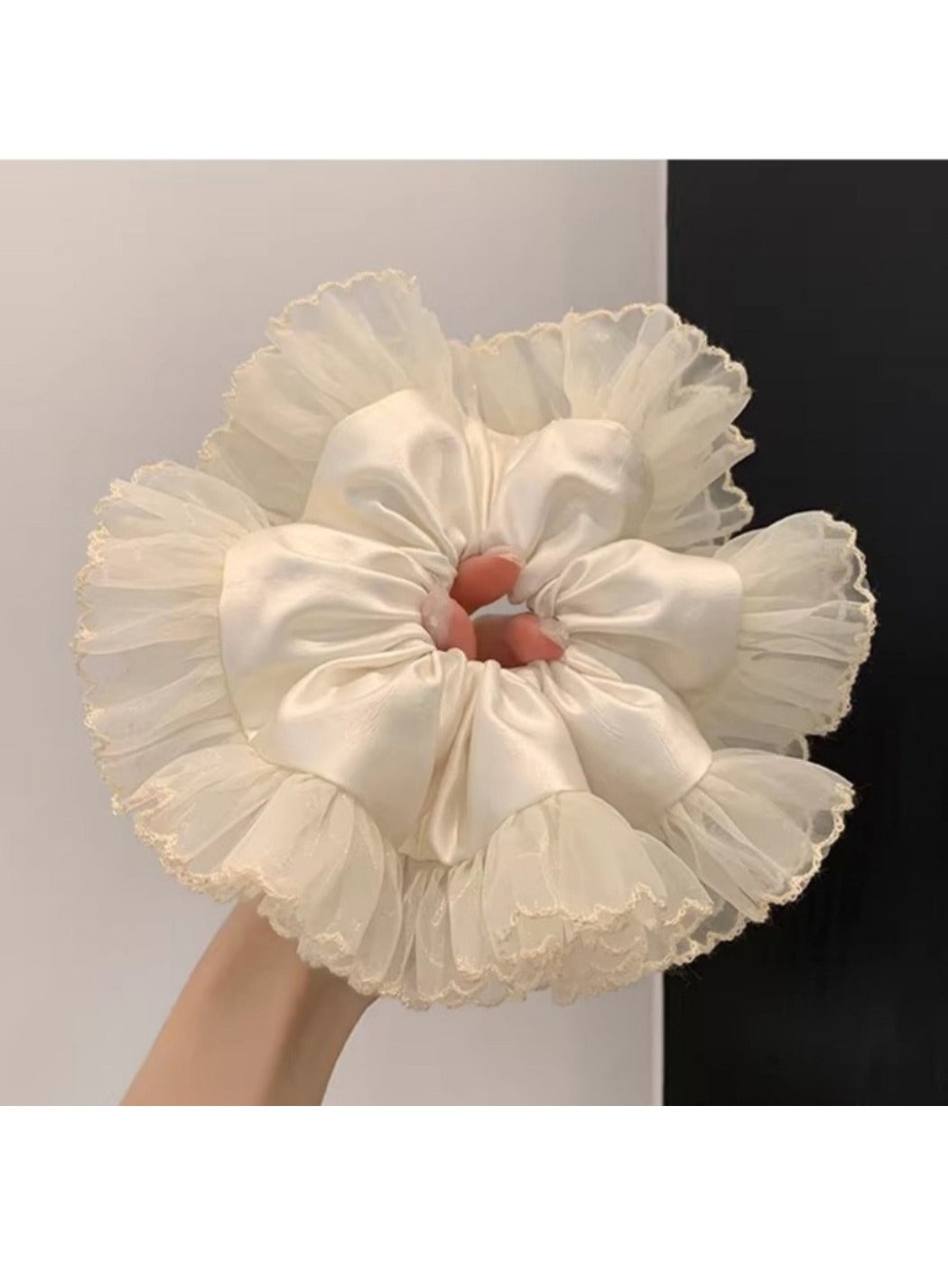 Gifty - Lace Trimmed Mesh Scrunchie