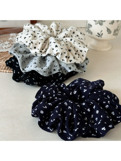 Gifty - Trendy Floral Hair Scrunchie