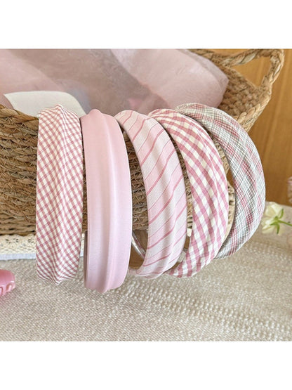 Gifty minimalist headband with beige plaid pattern on white background