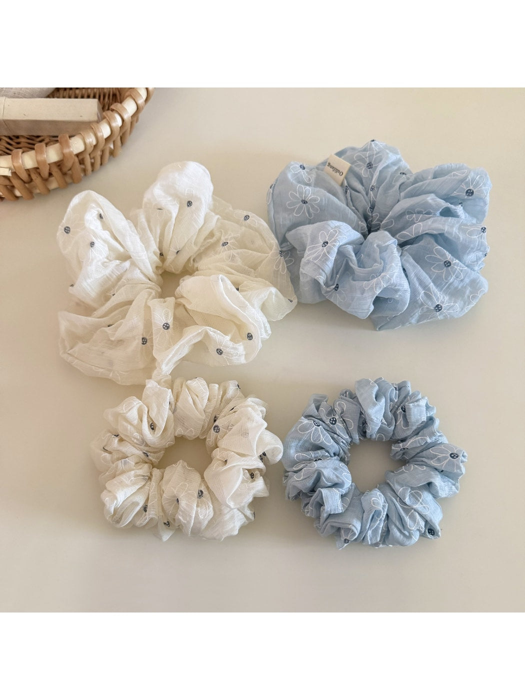 Gifty - Textured Daisy Pattern Polyester Scrunchie